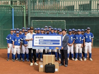 簽約教士感謝三民高中培育　蘇嵐鴻暖舉捐球具