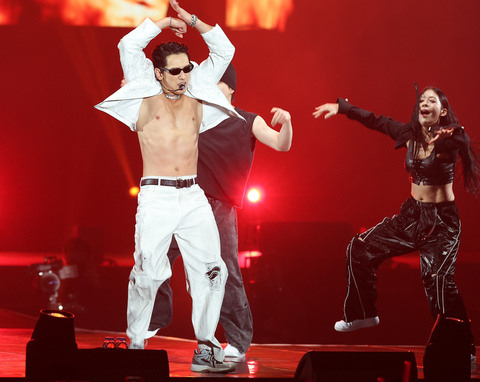 RAIN台北開唱秀精壯身材 中文喊「新年快樂」寵粉