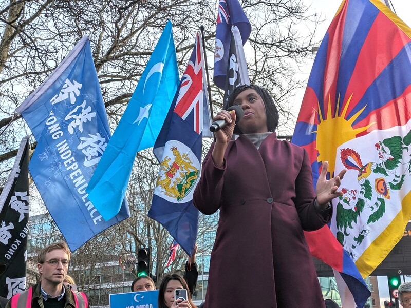 中國巨型使館建案抗議集會　英保守黨黨魁現身允力挺