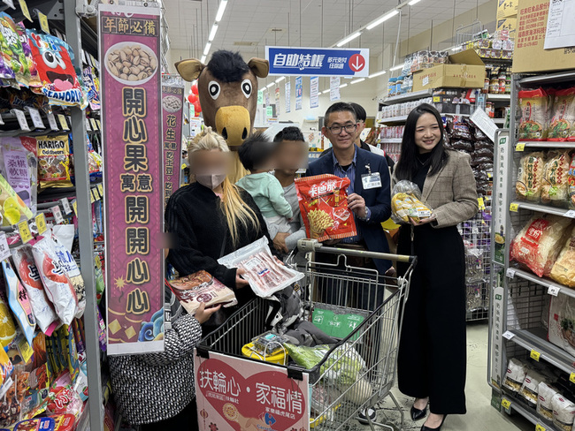 送暖12年　虎尾東區扶輪社陪30戶家扶親子過年採買 | 華視新聞