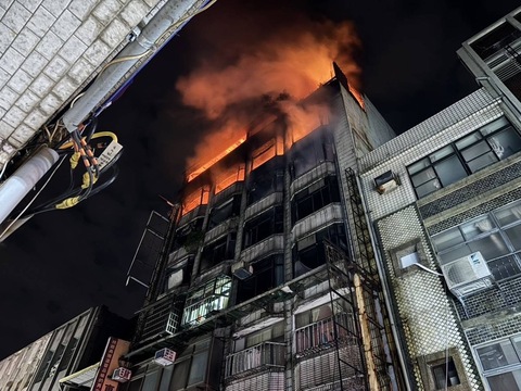 桃園大樓5至8樓全面燃燒　警方逮捕縱火犯嫌