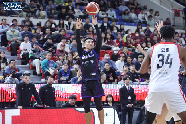 高國豪轟本季新高32分　TPBL攻城獅險勝戰神 | 華視新聞