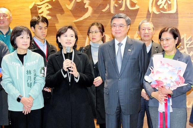 鄭麗君率關稅談判團返台　卓揆接機讚獲實質成果 | 華視新聞