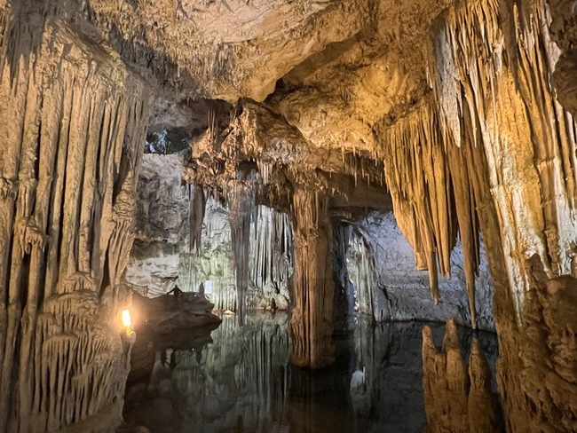 義大利薩丁尼亞峭壁階梯   通往絕美秘境海神洞穴 | 華視新聞