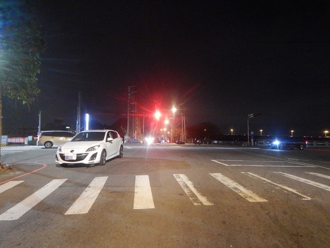 台中自小客路口跨越雙黃線 機車騎士疑閃避自摔不治 | 華視新聞