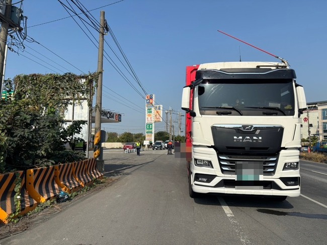 高市大貨車追撞雙載機車　菲律賓籍情侶檔當場身亡 | 華視新聞