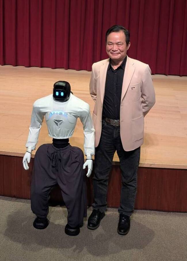 上緯人形機器人整合AI動作識別　舞台秀人機共舞 | 華視新聞