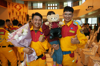 屏東消防節表揚　花蓮洪災獲救女童到場致謝特搜