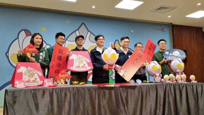 高市秀馬年新春小物 超人力霸王提燈開學直送小朋友 | 華視新聞