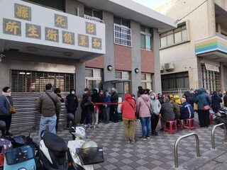 長輩排隊登記帶狀疱疹疫苗　彰縣：5期預約不急一時