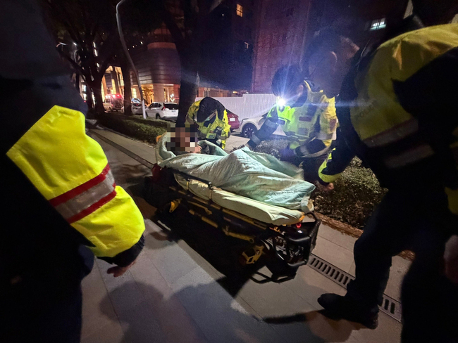 寒流來襲6旬男倒臥路旁　台中警助送醫解危機 | 華視新聞