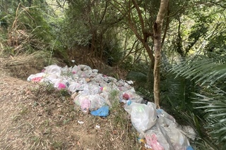 苗栗三灣山區遭倒40噸垃圾　鍾東錦要求溯源究責