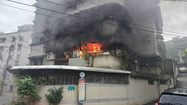 基隆崇法街民宅2樓全面燃燒　幸無人受傷 | 華視新聞