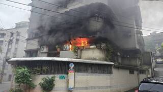 基隆崇法街民宅2樓全面燃燒　幸無人受傷