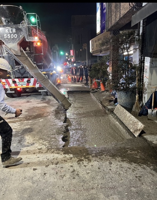台南市中西區五妃街路面下陷回填　原因待釐清 | 華視新聞