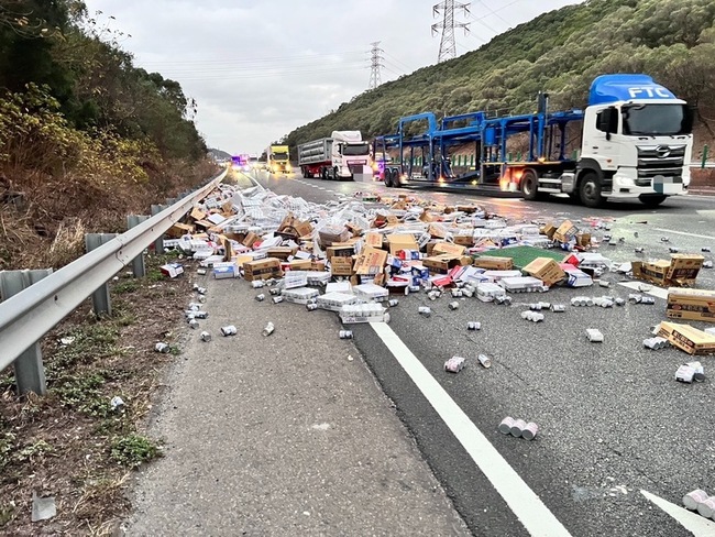 國3大甲段汽車閃動物屍體致追撞  貨物散落一地 | 華視新聞