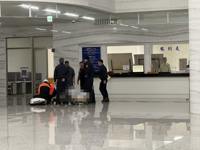 赴彰檢洽公突倒地無生命徵象　急救挽回一命 | 華視新聞