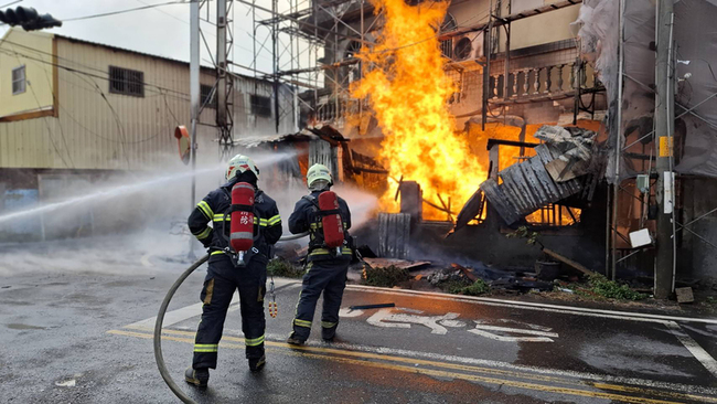 彰化竹塘鄉瓦斯行大火延燒鐵皮倉庫　多空桶無人傷 | 華視新聞