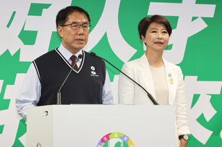 賴清德親繫背帶高呼凍蒜　陳亭妃喊守住台南本命區