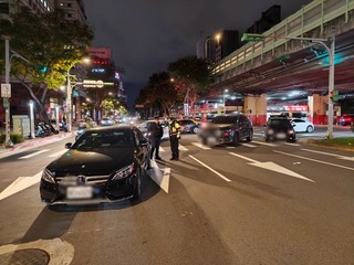 北市男過馬路連遭兩車撞擊 送醫搶救仍不治