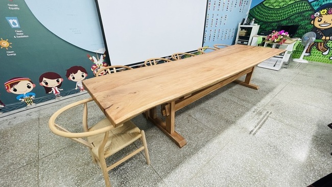 卑南國中60年桃花心木倒下 師生助變身木桌續伴學子 | 華視新聞