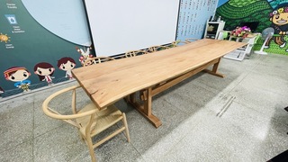 卑南國中60年桃花心木倒下 師生助變身木桌續伴學子