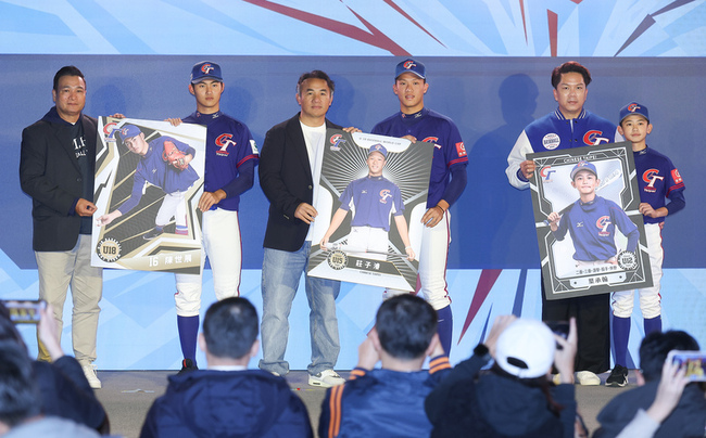 陳世展唯一球員卡是林智勝　想當全壘打王變投手 | 華視新聞