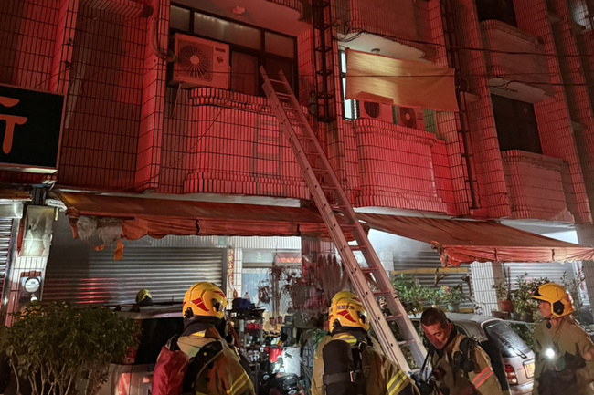 台南白河民宅暗夜火警　住警器叫醒熟睡2人逃出 | 華視新聞