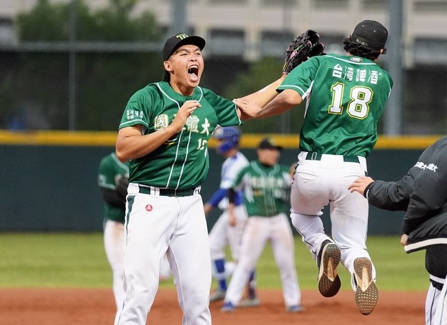 黃玠瀚不在同樣地方跌兩次　大專棒球聯賽4強後援勝 | 華視新聞