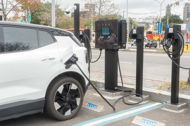 新竹市增設63席充電車位　公有充電樁破百席 | 華視新聞