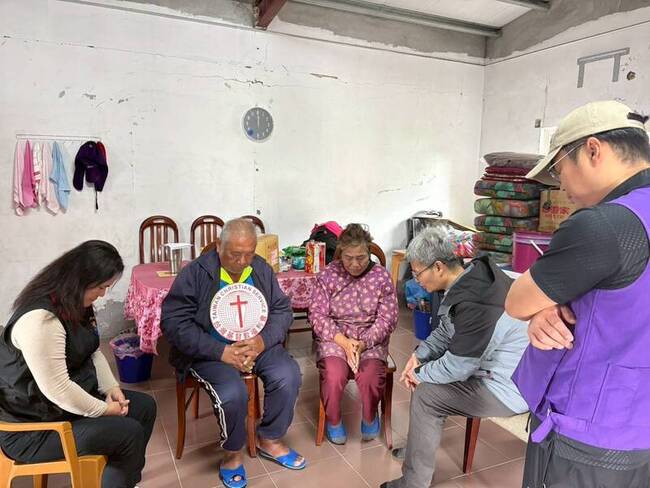 宗教團體及花蓮老家協會 送年菜關懷災民及弱勢 | 華視新聞