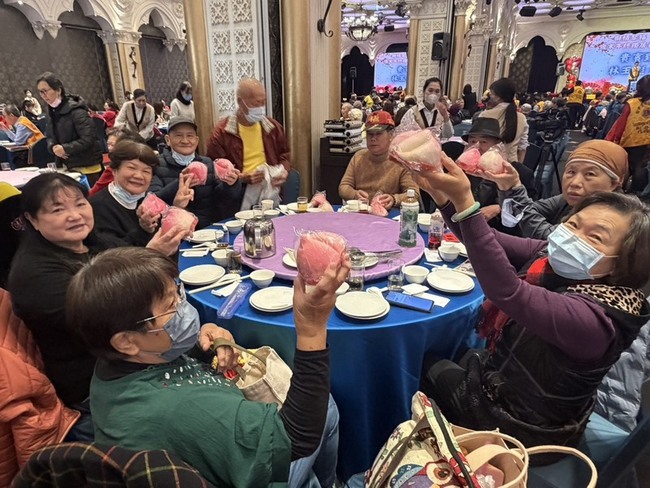 台中市獅子會寒冬送暖18年　獨居長者提前圍爐 | 華視新聞