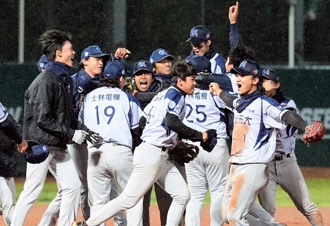 大專棒球聯賽鏖戰逾4小時靠意志力　北市大晉冠軍戰 | 華視新聞