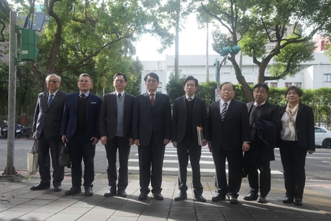 張惇涵率中選會委員被提名人拜會綠、白黨團　盼全過關