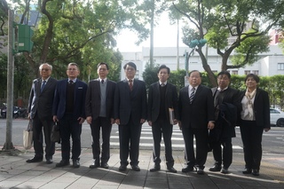 張惇涵率中選會委員被提名人拜會綠、白黨團　盼全過關