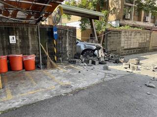 國民黨中市黨部圍牆被撞穿  隔壁都發局也遭殃