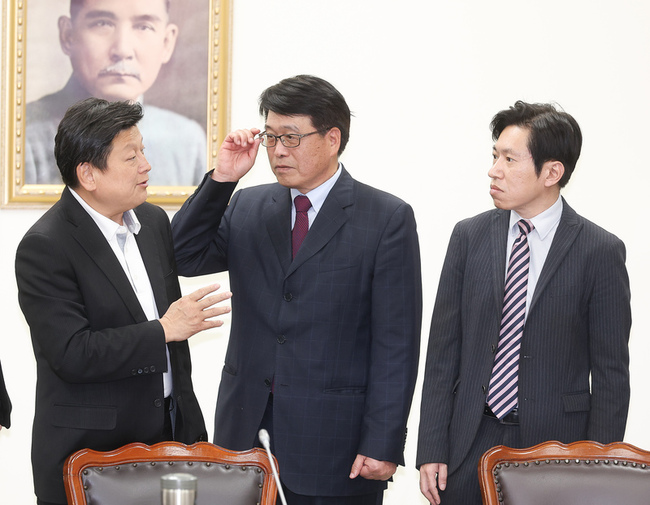 張惇涵率中選會委員被提名人拜會國民黨團　盼全過關 | 華視新聞