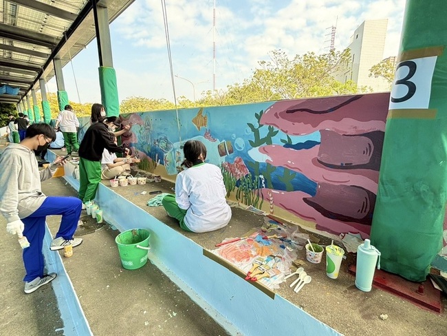 鼓山高中美術班20周年　彩繪游泳池走入社區 | 華視新聞