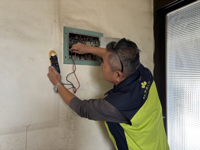 獨居長輩寒冬洗冷水澡　基金會助改善居家環境 | 華視新聞