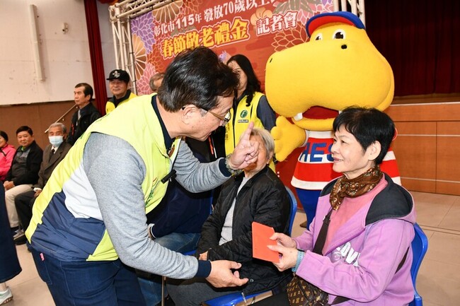 彰化市連續28年發敬老金 春節照顧逾3萬名長者 | 華視新聞