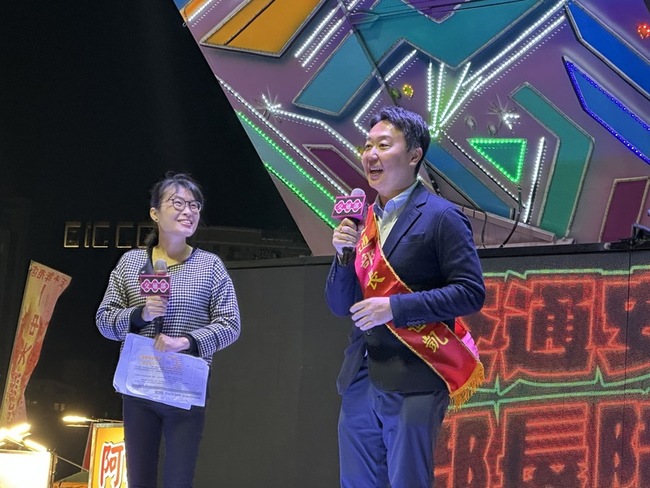 高齡換照新制 陳世凱同台沈文程、王彩樺夜市宣導 | 華視新聞