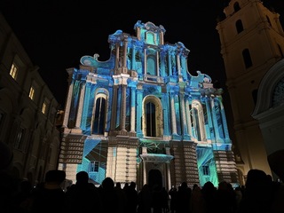 維爾紐斯燈光節照亮寒冬　老城區化身當代藝術舞台