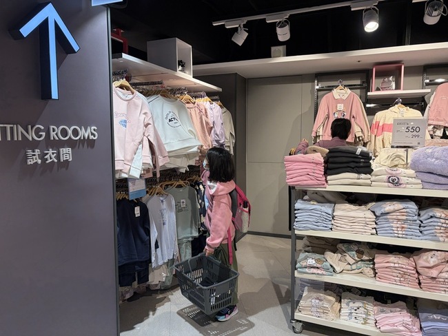 NET封館、贈80萬元提貨金　讓弱勢兒少挑新衣 | 華視新聞