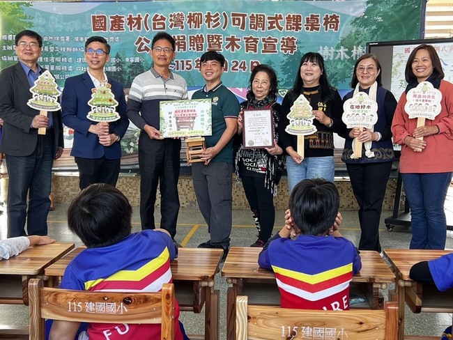 國產材製可調式課桌椅　立委媒合贈屏東5國小 | 華視新聞