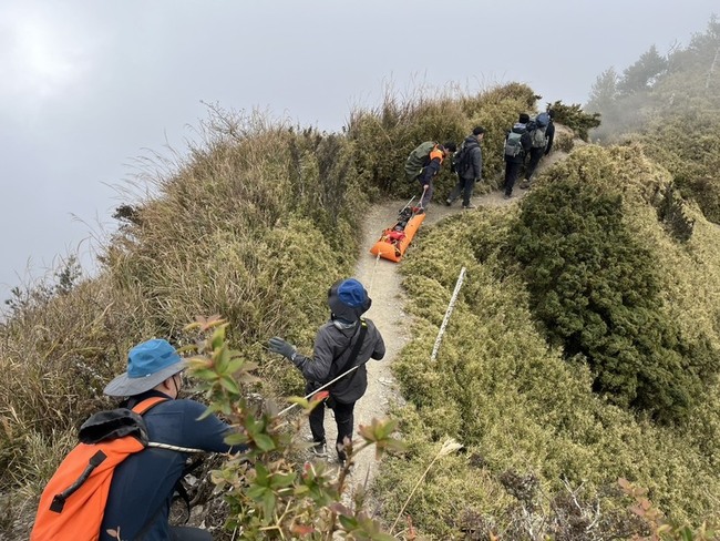 登關山嶺山跌倒骨折　消防人員擔架運送下山 | 華視新聞