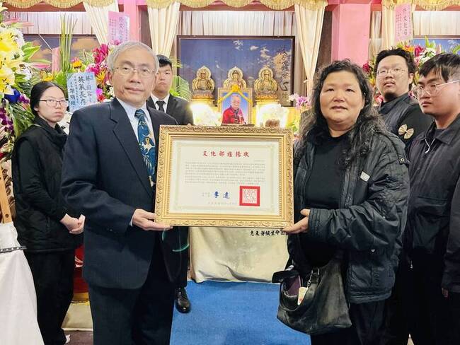 紙塑神像工藝保存者蔡爾容辭世 文化部頒贈旌揚狀 | 華視新聞