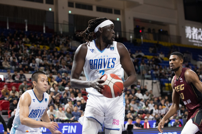 PLG阿庫斯秀禁區威嚇力　勇士擊敗獵鷹止3連敗 | 華視新聞