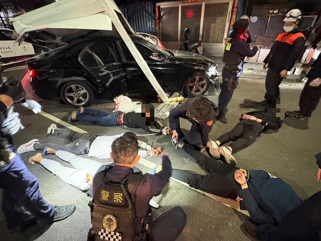 高市男疑欠債遭毆強押上車 警攔救2人逮5嫌追緝主嫌 | 華視新聞