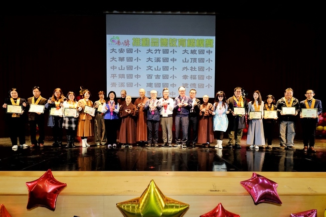 靈鷲山普仁獎讓孩子困頓中仍發光　桃園147人獲獎 | 華視新聞