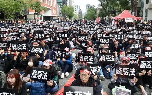 逾千教師上街籲廢校事會議　教育部：觀察半年運作 | 華視新聞